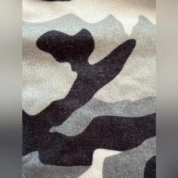 Ladies Camouflage pullover shirt. Size: L. - Picture 5 of 10